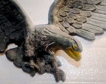 Arte mural vintage de hierro fundido con forma de águila calva americana. Mide 99 cm de ancho.