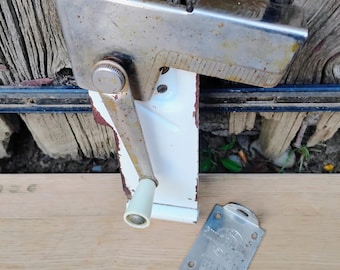 Abrelatas antiguo de gran resistencia y con mecanismo oscilante.