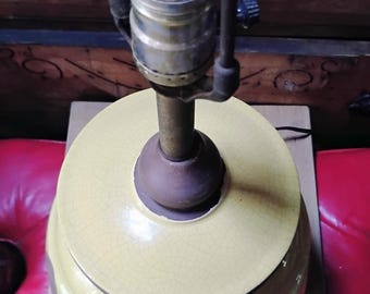 Lámpara de mesa de cerámica esmaltada en amarillo rústico vintage hecha a mano. Década de 1960/1970.