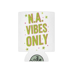 Può includere: Porta lattina bianco con la scritta "N.A. VIBES ONLY" in verde e rosa, con accenti di stelle verdi e rosa. La parte inferiore del porta lattina ha una grafica in bianco e nero.