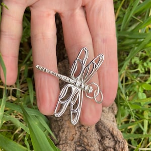Colgante de libélula grande en plata de ley maciza con sello distintivo y cadena. Un regalo de lujo con detalles extraordinarios.