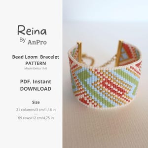 Peut inclure: Un bracelet tissé perlé avec un motif géométrique rouge, vert, bleu et or. Le bracelet mesure 3 cm de large et 12 cm de long. Le texte à gauche indique "Reina" et "Bead Loom Bracelet Pattern".