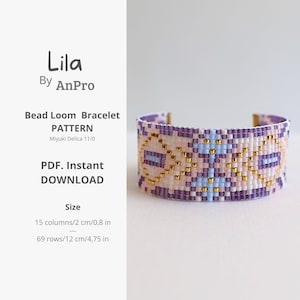 Peut inclure: Un bracelet tissé perlé avec un motif géométrique dans les tons de violet, rose, bleu et or. Le bracelet mesure environ 12 cm de long et 2 cm de large. Le texte à gauche indique "Lila by AnPro" et "Bead Loom Bracelet Pattern".