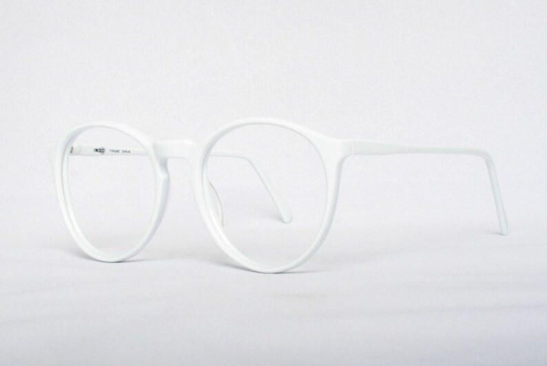 round white eyeglasses