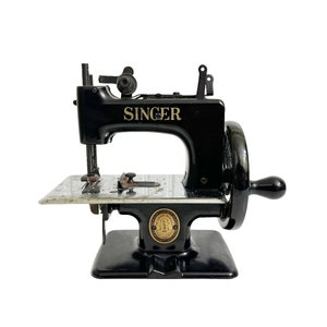 Singer Toy Sewing Machine Needles, Copy of Instructions and Spool Felts  Singer Toy Model 20 Oval Base 7 Spokes NO MACHINE INCLUDED 