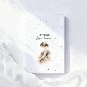 Könnte beinhalten: Ein weißer Mutterpass-Umschlag mit einer Aquarellillustration einer schwangeren Person. Der Umschlag trägt den Text "MUTTERPASS" und den Namen "Sofia Fischer" in eleganter Schrift. Kleine schwarze Punkte sind über den Umschlag verstreut.