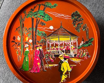 Lata de galletas estilo vintage de los años 70, estilo "Gay Nineties", con acabado en color cobre anaranjado e ilustración de temática victoriana.