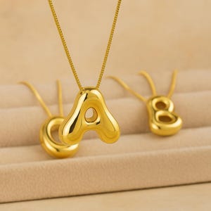 Collar dorado con letras hinchadas - Inicial personalizada