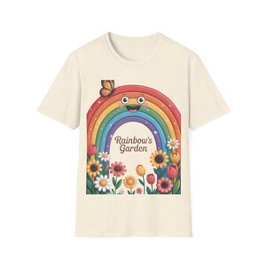 Camiseta unisex "Jardín Arcoíris", diseño de mariposa arcoíris sonriente, camiseta de verano, regalo para amantes de la naturaleza, camiseta arcoíris feliz