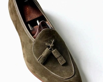 Mocasines de ante verde oliva hechos a mano con borlas: Zapatos de vestir de lujo para hombre