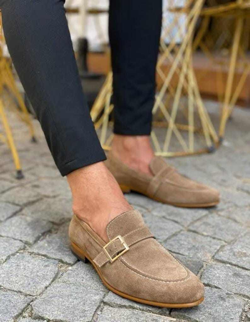 Mocassins masculinos de camurça bege feitos à mão com fivela – Sapatos sociais elegantes para uso casual e formal