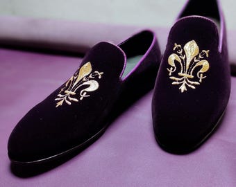 Mocasines de terciopelo morado hechos a mano: zapatos de vestir con bordado de flor de lis dorada