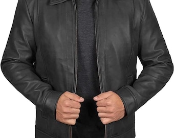 Può includere: Giacca in pelle grigio antracite con collo e chiusura a zip integrale. La giacca ha un design classico con una vestibilità sartoriale, tasche laterali e orlo dritto. La giacca è indossata sopra una maglietta grigio scuro e jeans blu.