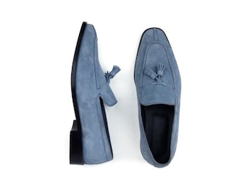 Mocasines de ante azul con borlas para hombre, hechos a mano. Sofisticados zapatos sin cordones para cualquier ocasión.
