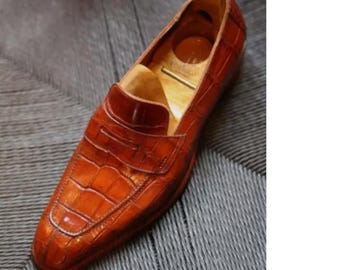 Handgefertigte cognacbraune Krokoprägung Leder Loafers: Herren Penny Slip-Ons