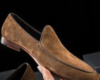 Mocassins masculinos de camurça marrom feitos à mão - Sapatos sociais estilo italiano sem cadarço para uso formal e casual