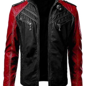 Op de afbeelding: Een zwart en rood leren jack met een opstaande kraag en meerdere zakken met ritssluiting. De mouwen zijn rood en de body is zwart. De jas heeft een gewatteerd design op de schouders en mouwen. De jas is open en onthult een zwart interieur.