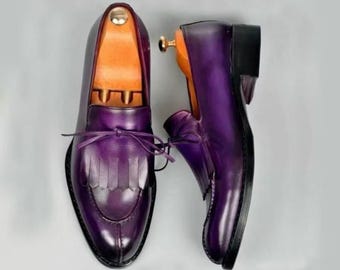 Mocassins Kiltie de couro roxo feitos à mão para homens – Sapatos sociais slip-on feitos à mão com detalhes de franjas