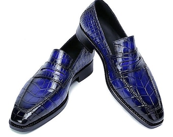 Ręcznie robione mokasyny z niebieskiej skóry z tłoczonym wzorem krokodyla: eleganckie buty wizytowe