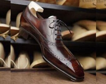 Zapatos Oxford marrones con punta de ala para hombre, hechos a mano: zapatos de vestir clásicos de cuero para uso formal y de negocios.