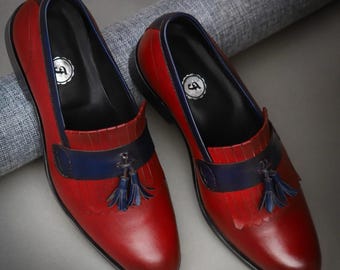 Mocasines de piel bicolor con borlas hechos a mano: zapatos de vestir para hombre en rojo y azul marino