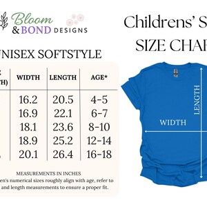 Op de afbeelding: Een blauw t-shirt met een maattabel voor unisex softstyle shirts voor kinderen. De tabel toont breedte- en lengtematen in inches voor maten XS tot XL, met bijbehorende leeftijdsgroepen van 4-5 tot 16-18 jaar. (1 inch = 2.54 cm)