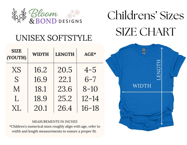 Op de afbeelding: Een blauw t-shirt met een maattabel voor unisex softstyle shirts voor kinderen. De tabel toont breedte- en lengtematen in inches voor maten XS tot XL, met bijbehorende leeftijdsgroepen van 4-5 tot 16-18 jaar. (1 inch = 2.54 cm)