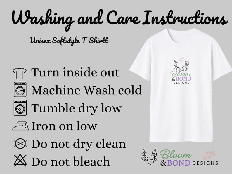 Op de afbeelding: Wit Unisex Softstyle T-shirt met wasvoorschriften. Het shirt heeft een bloemenlogo met de tekst "Bloom & Bond Designs". De wasvoorschriften omvatten binnenstebuiten keren, machinewas koud, drogen in de droger op lage temperatuur en strijken op lage temperatuur.