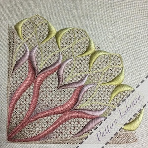 以下が含まれることがあります： 赤、ピンク、金色の刺繍が施されたコーナーディテール。ベージュの背景に花の模様が描かれています。「Pattern Library」の文字が画像の右下隅に表示されています。