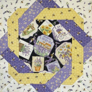 Peut inclure: Un bloc de courtepointe avec un fond noir représentant des timbres à thème lavande et abeille. Les timbres portent le texte "Jardine de Lavande", "Post", "Lavande", "Bouquet" et "Local Delivery". L'arrière-plan du bloc de courtepointe est un motif de nid d'abeille jaune et violet.