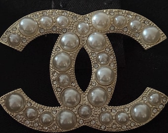 Chanel Logo Pearl Brooch – Luxury. Made in France.