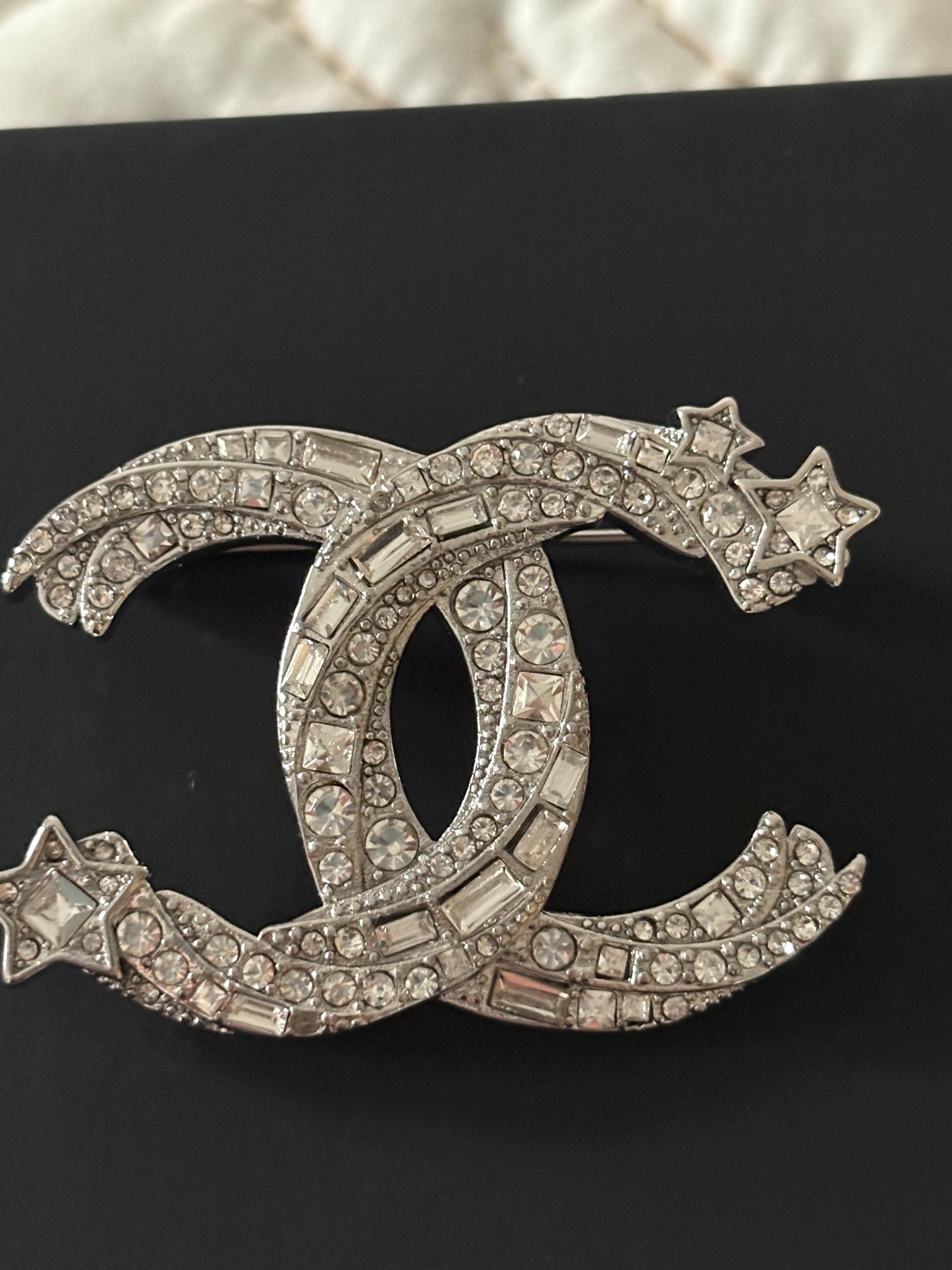 Chanel crystal logo Double-Chain Brooch in Silver CHANEL double C Brooch in silver plated metal set with  main image 2