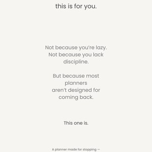 Könnte beinhalten: Textgrafik mit hellem Beige-Hintergrund. Der Text lautet: „Wenn Sie mit Planern beginnen und nach ein paar Tagen aufhören, ist dies für Sie. Nicht, weil Sie faul sind. Aber weil die meisten Planer nicht für die Rückkehr konzipiert sind. Dieser hier schon.“