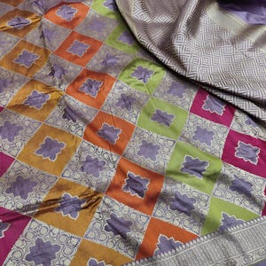 Nuovo esclusivo autentico sari di seta pura Banarasi Rangkaat katan realizzato a mano, zari oro scintillante, tessuti di qualità molto morbidi banarasi saree