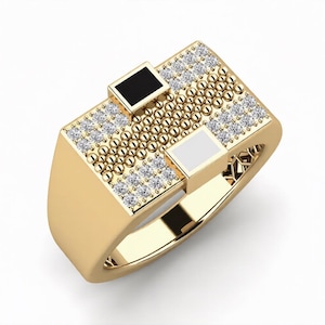 Peut inclure: Bague dor&eacute;e avec une face rectangulaire. La face est orn&eacute;e de petites perles dor&eacute;es rondes et de pierres pr&eacute;cieuses transparentes. Deux incrustations carr&eacute;es, une noire et une blanche, sont plac&eacute;es sur la face. La bague a un anneau lisse et poli.