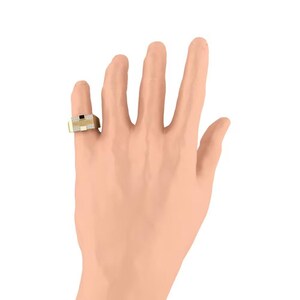 Peut inclure: Bague dor&eacute;e avec une face rectangulaire orn&eacute;e d'un carr&eacute; noir et d'un rectangle blanc, rehauss&eacute;e de petits brillants transparents. La bague est port&eacute;e sur une main &agrave; la peau neutre, sur fond blanc.