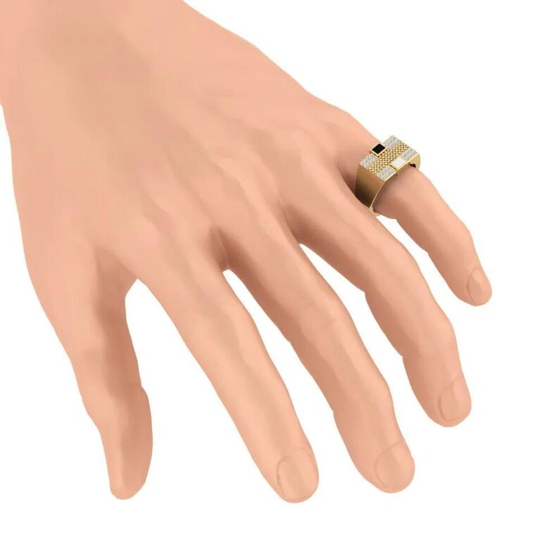 Peut inclure: Une bague dor&eacute;e avec un dessus rectangulaire orn&eacute; d'un carr&eacute; noir et de petites pierres blanches. La bague est port&eacute;e sur une main &agrave; la peau claire, sur fond blanc. Le design de la bague pr&eacute;sente un m&eacute;lange de textures et de formes.