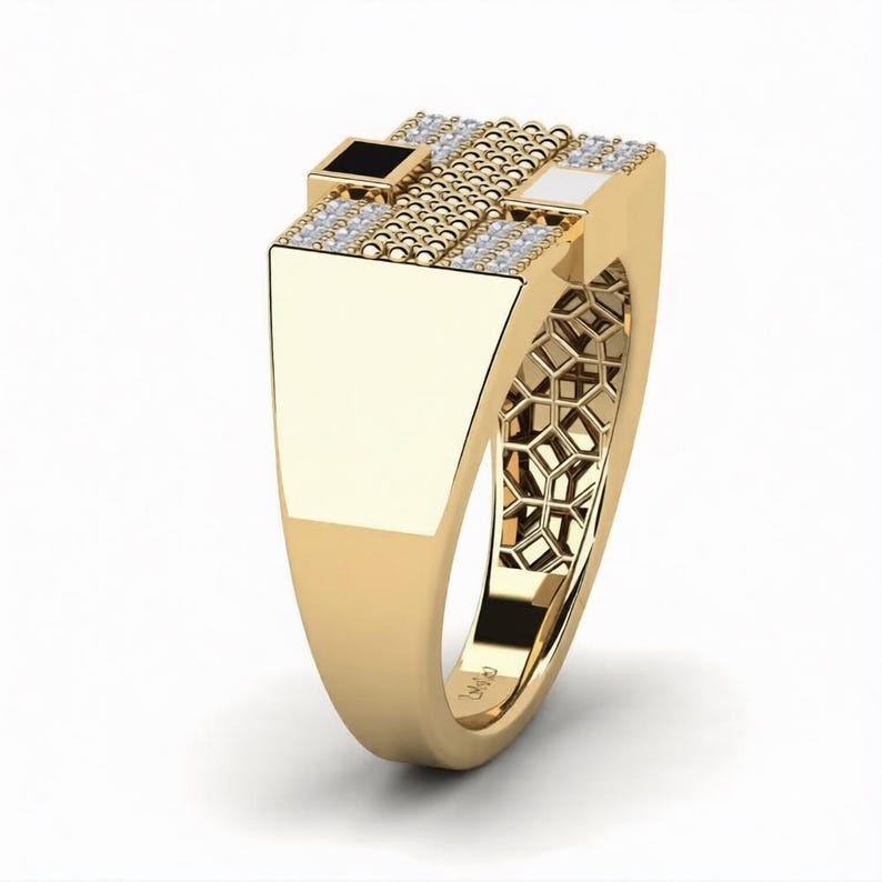 Peut inclure: Une bague dor&eacute;e avec une face rectangulaire. La bague pr&eacute;sente un motif g&eacute;om&eacute;trique avec des carr&eacute;s noirs et blancs, de petites pierres transparentes et un motif en nid d'abeille sur le c&ocirc;t&eacute;. La bague est une pi&egrave;ce de d&eacute;claration.