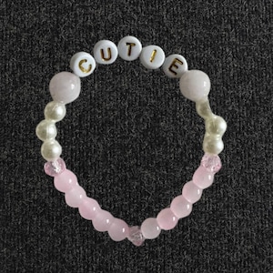 Pulsera de cuentas CUTIE para niñas, hecha a mano con nombre en tonos pastel, joyería con letras personalizadas para bebés y niños pequeños.