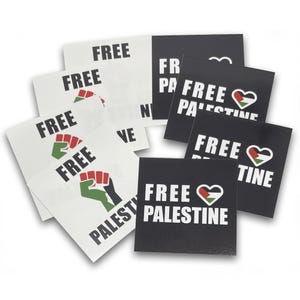 Könnte beinhalten: Eine Sammlung quadratischer Aufkleber mit den Wörtern "FREE PALESTINE" und "FREE" in Weiß gedruckt. Einige Aufkleber zeigen ein Herz mit den Farben der palästinensischen Flagge. Andere zeigen eine Faust mit den Farben der palästinensischen Flagge.