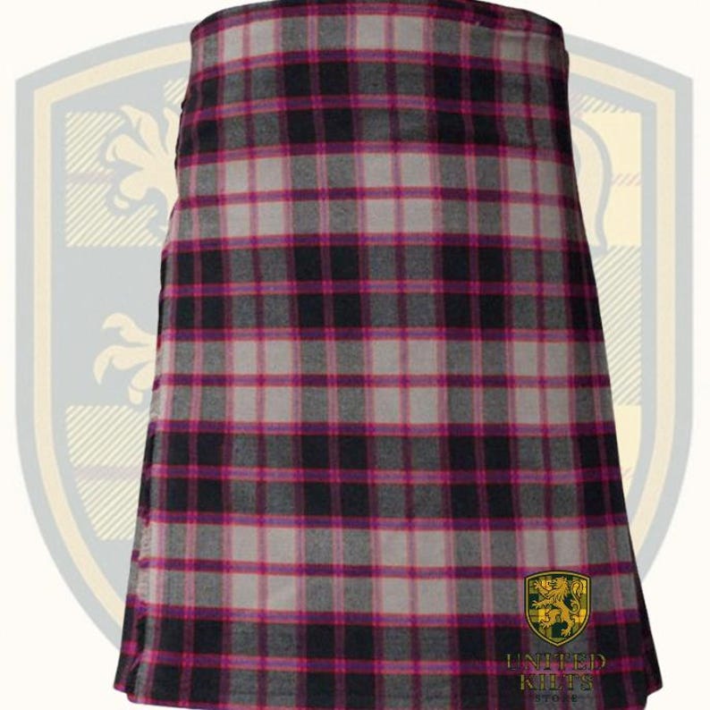 Puede incluir: Un kilt con un patr&oacute;n de cuadros en negro, gris y magenta. La tela est&aacute; tejida con un dise&ntilde;o tart&aacute;n tradicional. El kilt es una prenda que se lleva alrededor de la cintura, con pliegues en la espalda y una parte delantera plana.