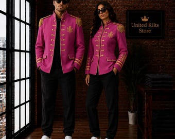 Puede incluir: Una chaqueta de estilo militar rosa brillante con botones dorados, hombreras trenzadas doradas y bordados dorados en el pecho y los puños. La chaqueta se combina con pantalones negros y zapatillas blancas. El texto United Kilts Store es visible.