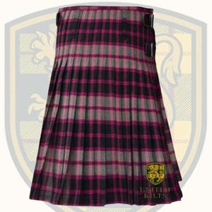 Puede incluir: Un kilt plisado con un patr&oacute;n de tart&aacute;n en tonos negro, gris y magenta. El kilt tiene dos correas de cuero con hebillas. El texto "UNITED KILTS" se muestra en la esquina inferior derecha del kilt.
