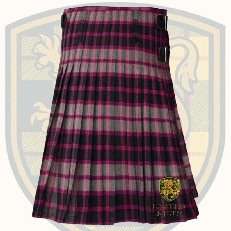Puede incluir: Un kilt plisado con un patr&oacute;n de tart&aacute;n en tonos negro, gris y magenta. El kilt tiene dos correas de cuero con hebillas. El texto "UNITED KILTS" se muestra en la esquina inferior derecha del kilt.