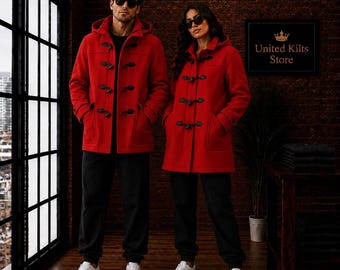 Puede incluir: Dos personas visten abrigos tipo duffle rojos con capucha, cierres de palanca negros, camisetas negras, pantalones negros y zapatillas blancas. Los abrigos tienen capucha y cuatro cierres frontales. Un letrero dice United Kilts Store.