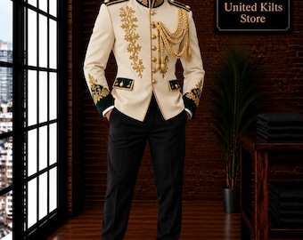 Puede incluir: Una chaqueta de estilo militar color crema con bordados dorados, cordones trenzados dorados en los hombros y detalles en verde oscuro, combinada con pantalones negros y zapatillas blancas. La chaqueta presenta cuello alto, botones dorados y charreteras.