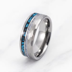 Men’s Tungsten Wedding Band with Blue Crushed Opal & Hammered Silver Finish – Minimalist Modern Ring