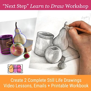 Op de afbeelding: Afbeelding ter promotie van een tekenworkshop. Het toont een stilleven tekening van een appel, peer en een kopje, met een hand die een potlood vasthoudt. De tekst bovenaan luidt "Next Step" Learn to Draw Workshop. De tekst onderaan luidt "Create 2 Complete Still Life Drawings".
