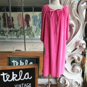 Vintage 1960s Soft Pink Robe with Floral Applique