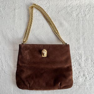 Bolso de hombro vintage de ante marrón con cabeza de puma y cadena dorada de Ruth Saltz
